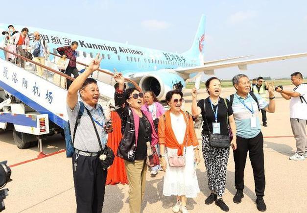 省内首批国内系列旅游包机团队抵豫 首站到达开封观光游览